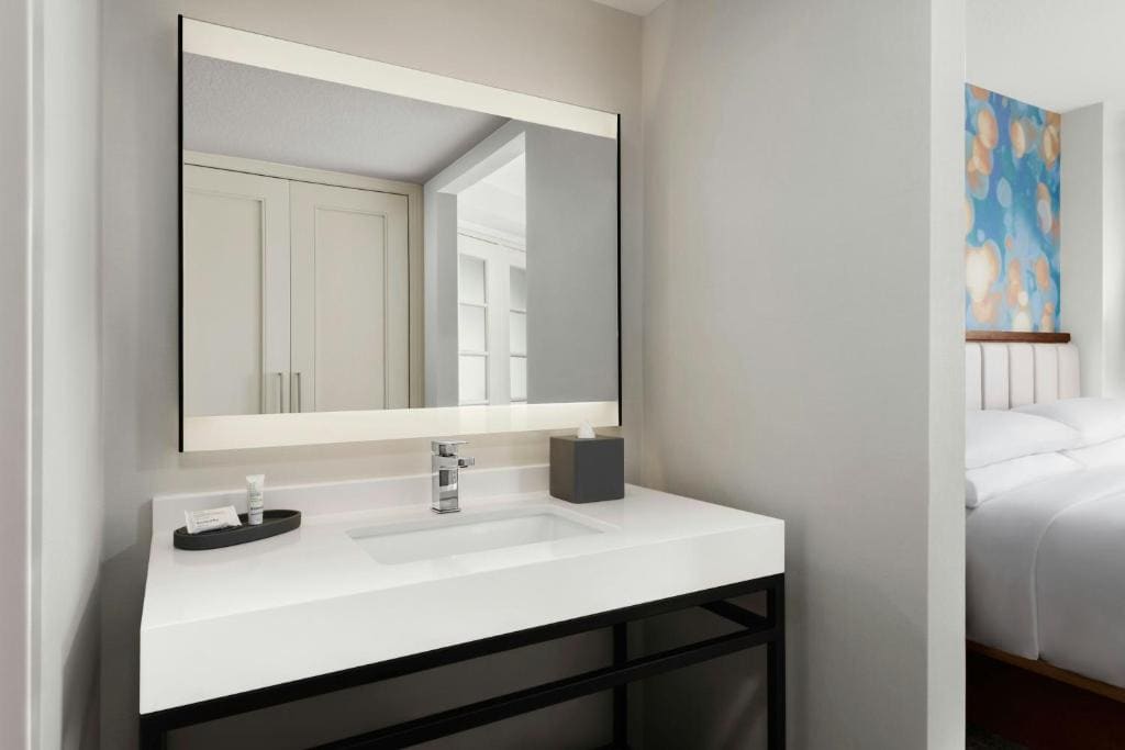 1 Bedroom Executive Suite, 1 King, Sofa bed - Non-Smoking room - Image 3