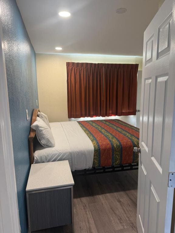 King Suite - Non-Smoking room - Image 1