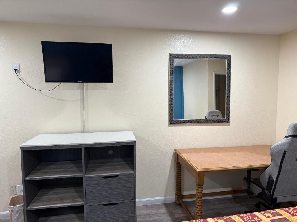 Double Queen Room with Two Queen Beds - Non-Smoking room - Image 2