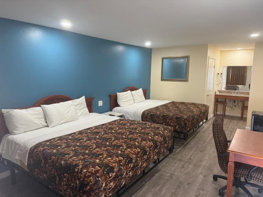 King Room with Two King Beds - Smoking room - Image 1