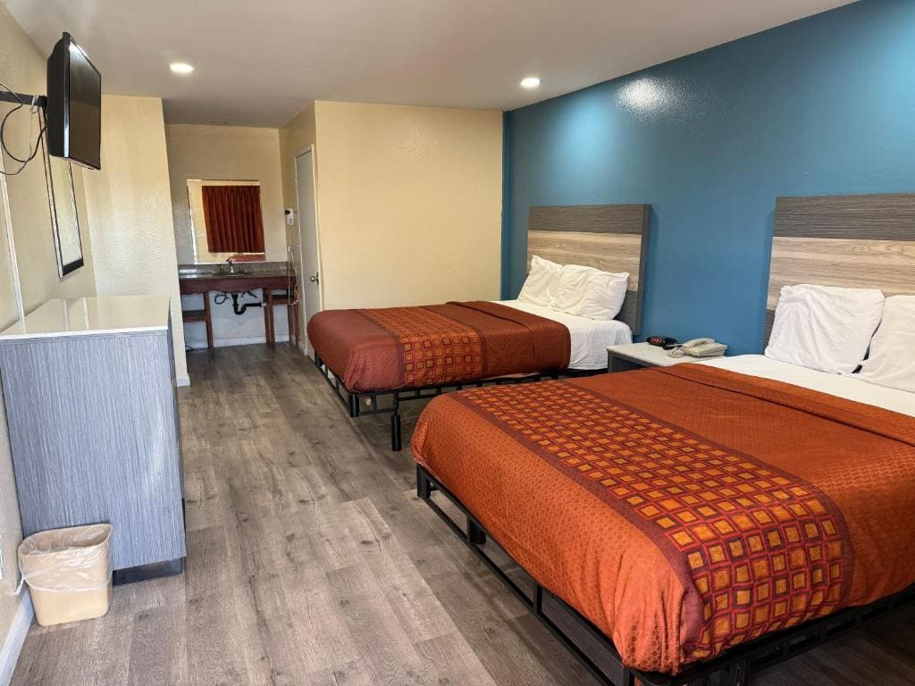 Double Queen Room with Two Queen Beds - Non-Smoking room - Image 1