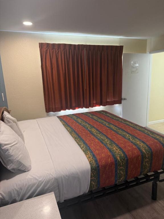 King Suite - Non-Smoking room - Image 3