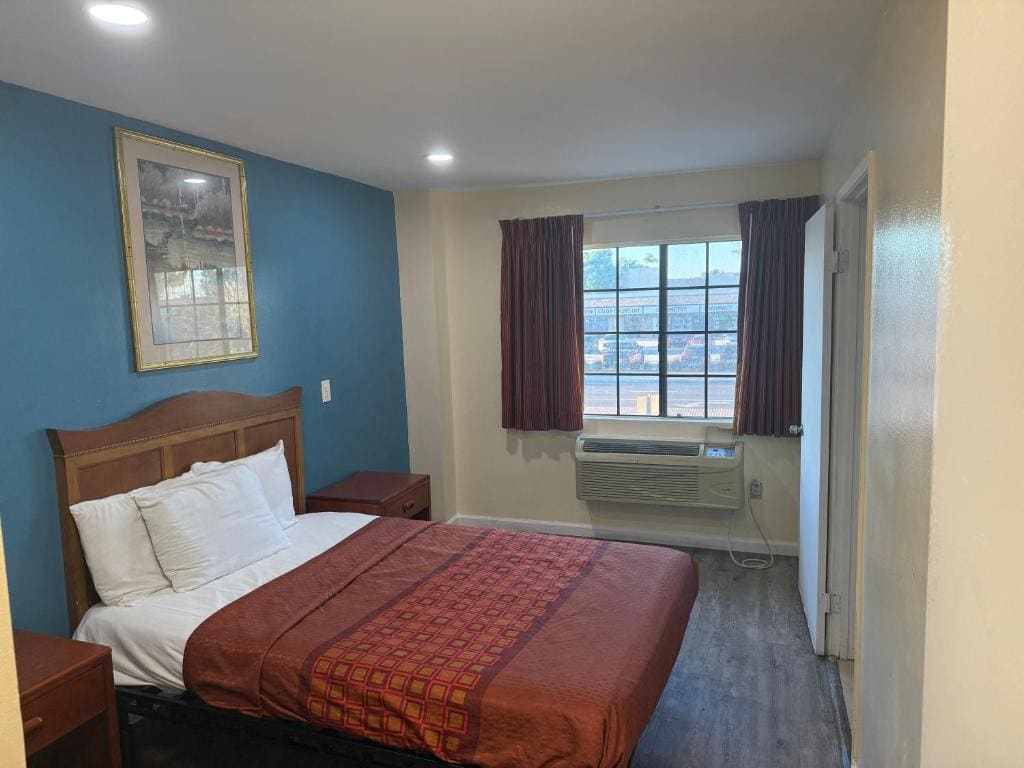 Deluxe Queen Suite - Non-Smoking room - Image 1