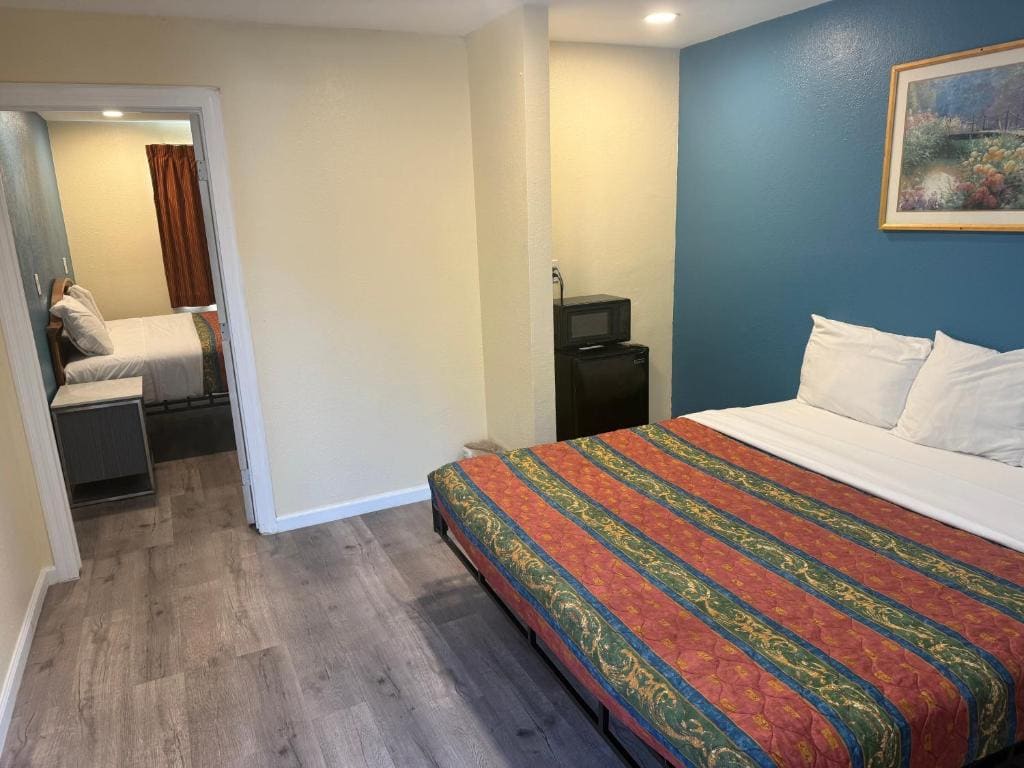 King Suite - Non-Smoking room - Image 2