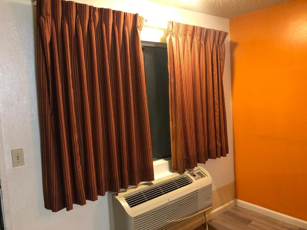 Double Queen Room with Two Queen Beds - Non-Smoking room - Image 3