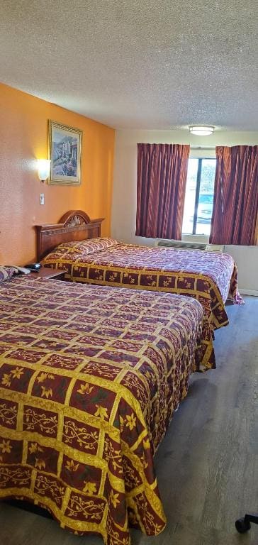 King Room with Two King Beds - Non-Smoking room - Image 2