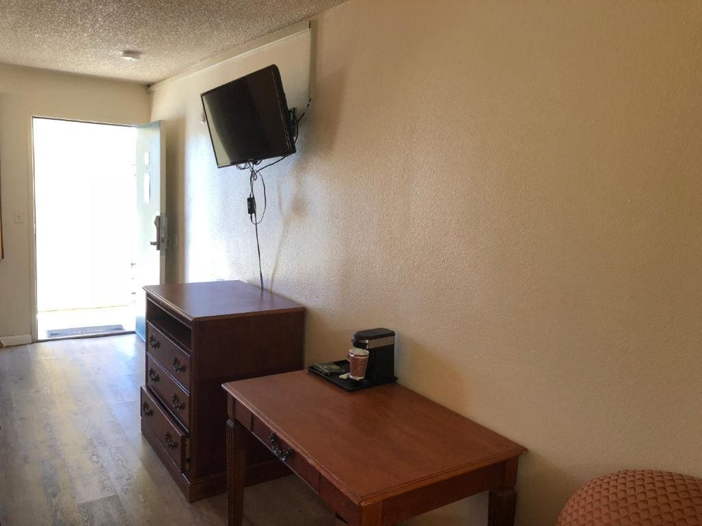 King Room with Two King Beds - Non-Smoking room - Image 3