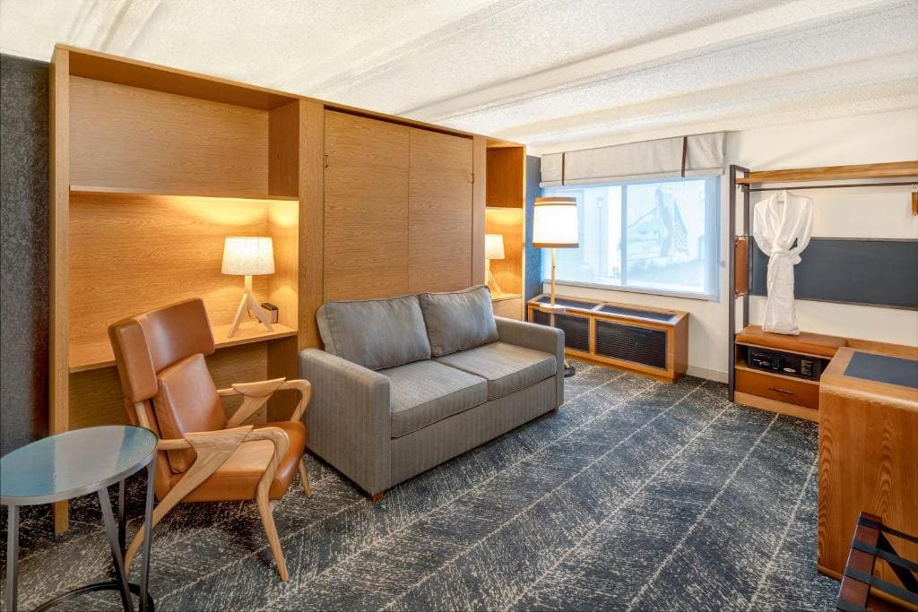 Urban Suite with 1 King Bed room - Image 3
