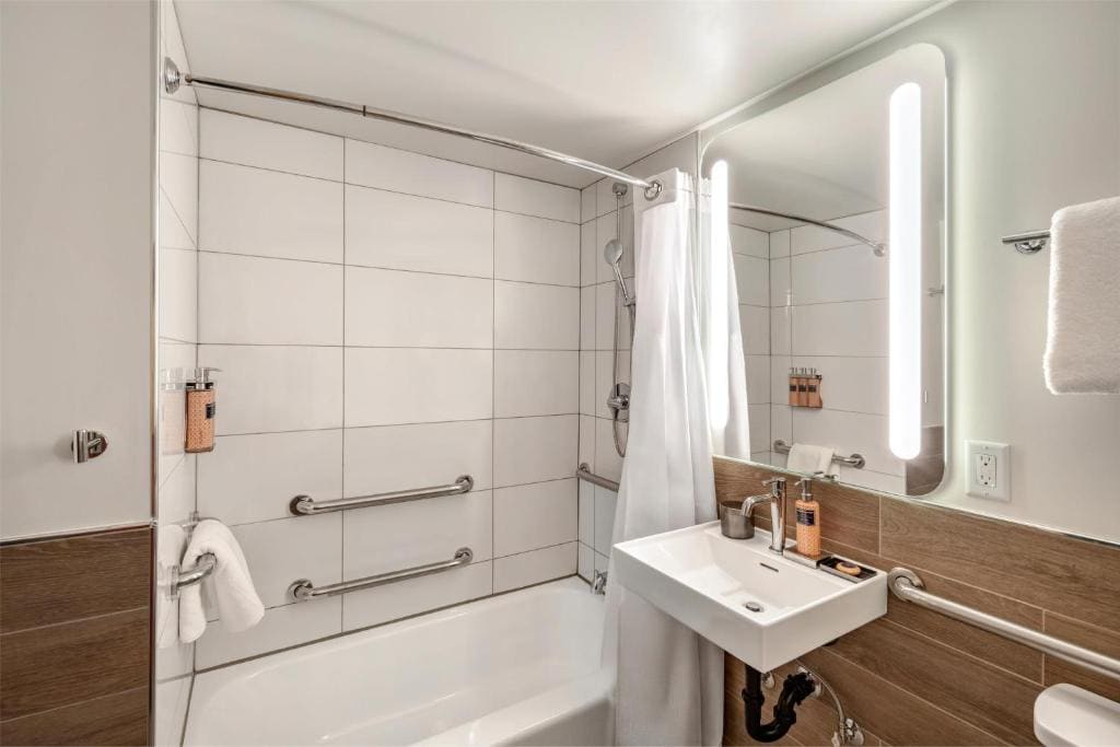 King Room with Accessible Tub room - Image 3