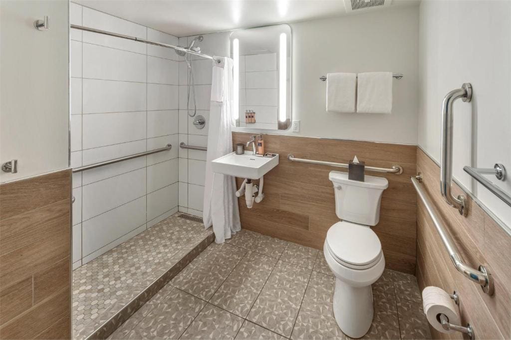King Room with Accessible Shower room - Image 3
