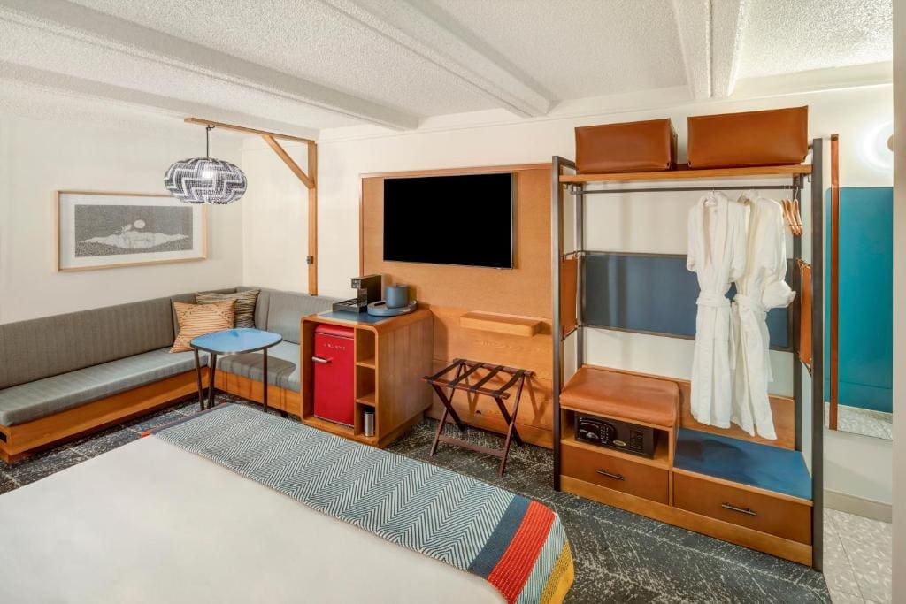 1 King Room - Portside room - Image 2