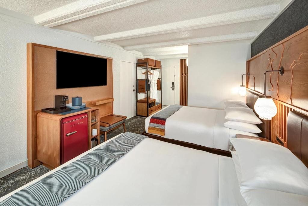 Queen Room with Two Queen Beds - Portside room - Image 1