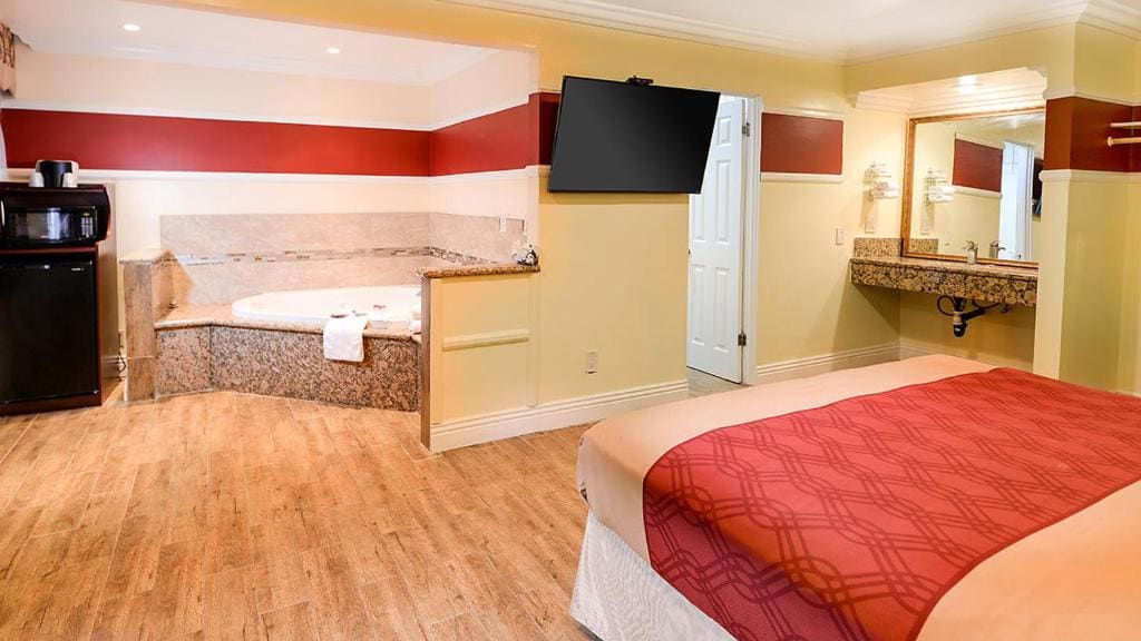 Double Room with Spa Bath room - Image 3