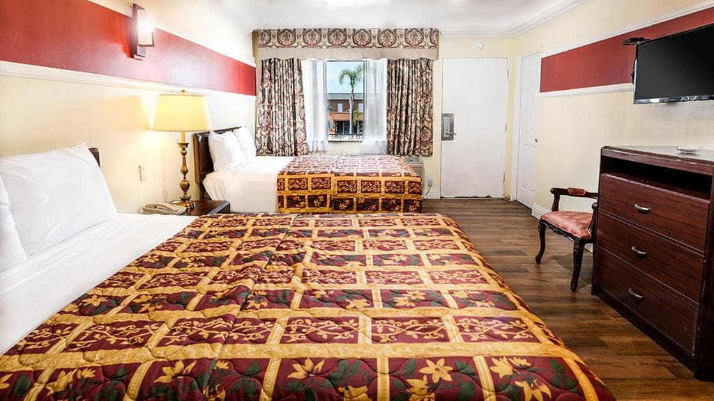 Room with Two Beds - Smoking room - Image 1