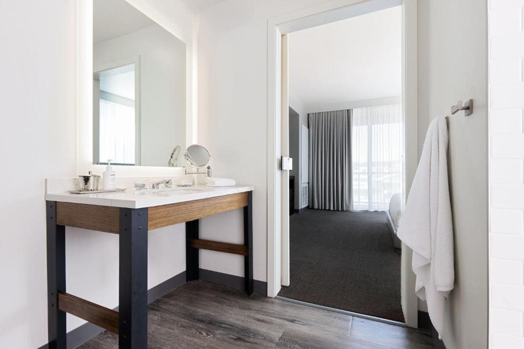 Archer's Den Mobility- and Hearing-Accessible Ste with Balcony & Roll-in Shwr room - Image 1