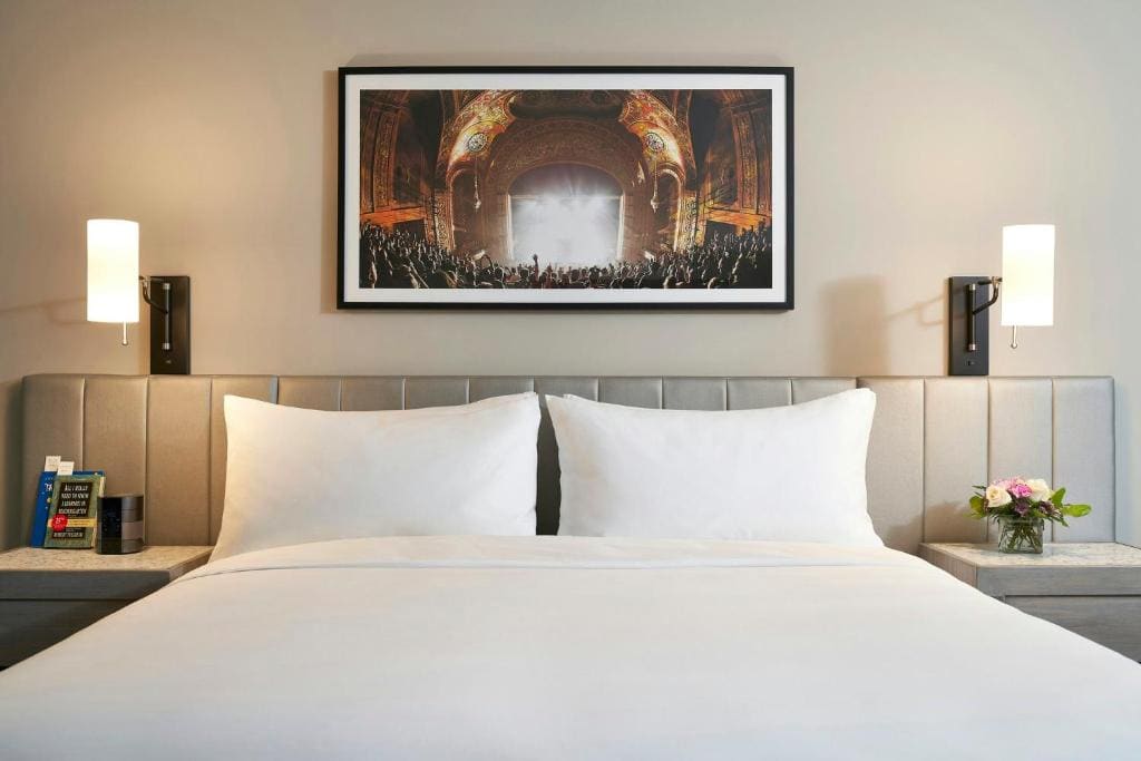 Classic King Mobility- and Hearing-Accessible Guest Room With Tub room - Image 2