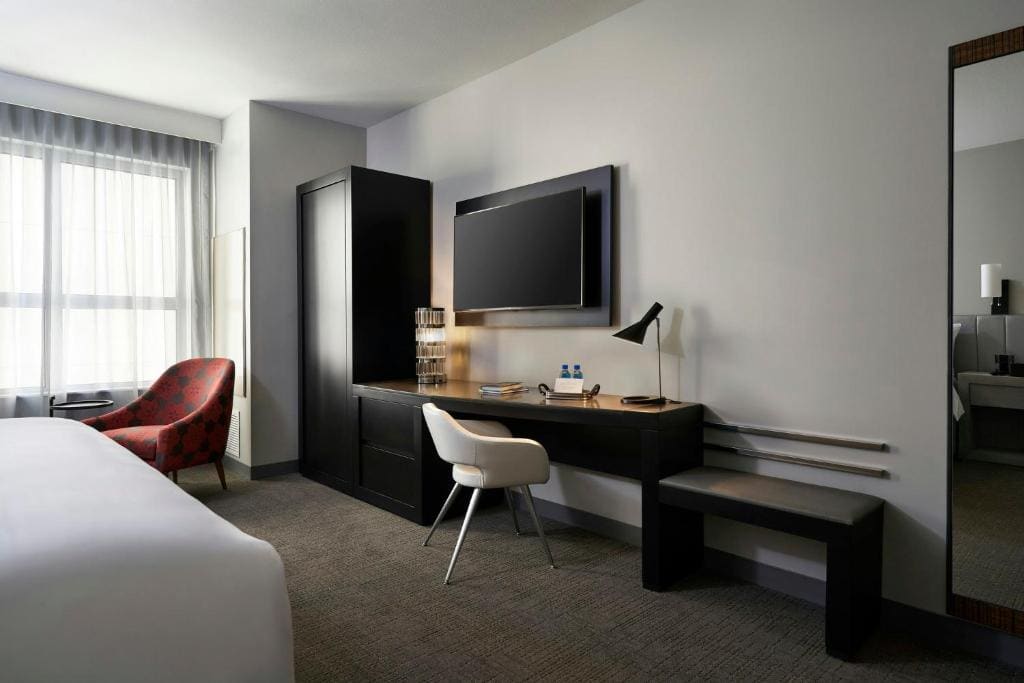 Classic King Mobility- and Hearing-Accessible Guest Room With Tub room - Image 3