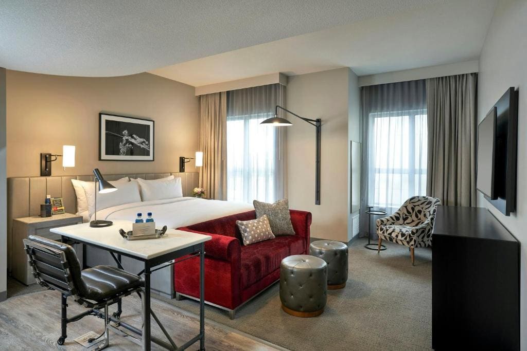 Deluxe King Hearing-Accessible Studio Suite room - Image 2