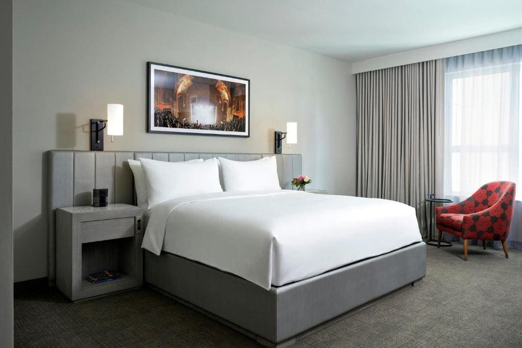 Classic King Mobility- and Hearing-Accessible Guest Room With Tub room - Image 1