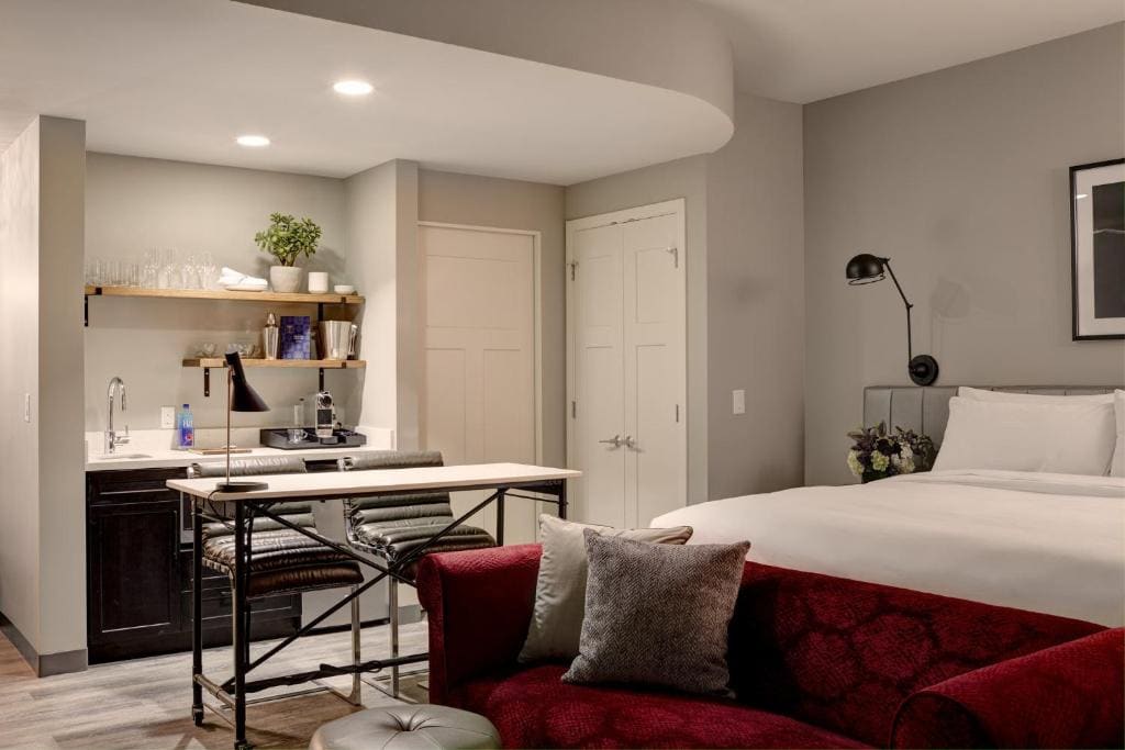 Deluxe King Studio Suite room - Image 3