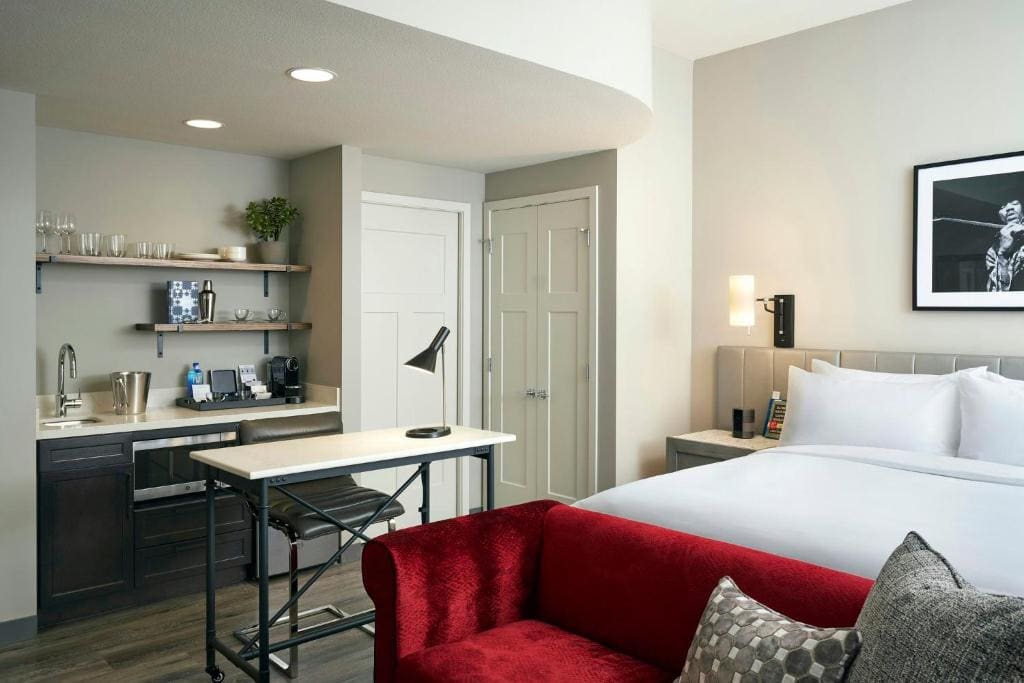 Deluxe King Hearing-Accessible Studio Suite room - Image 3