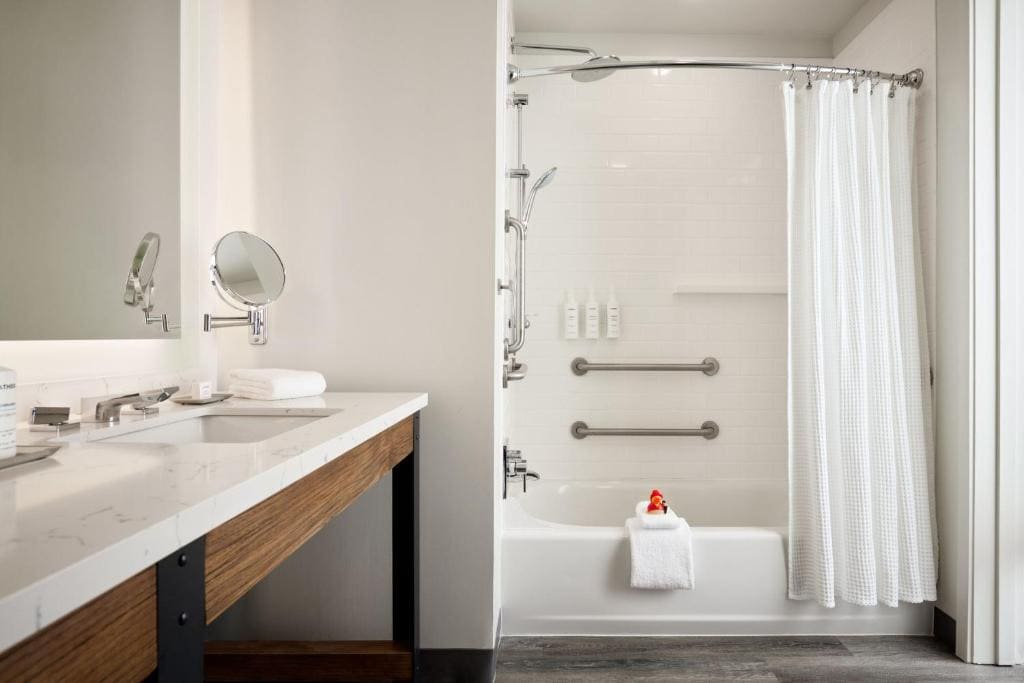 Double King Mobility- and Hearing-Accessible Guest Room With Tub room - Image 2