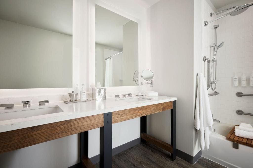 Double King Mobility- and Hearing-Accessible Guest Room With Tub room - Image 1