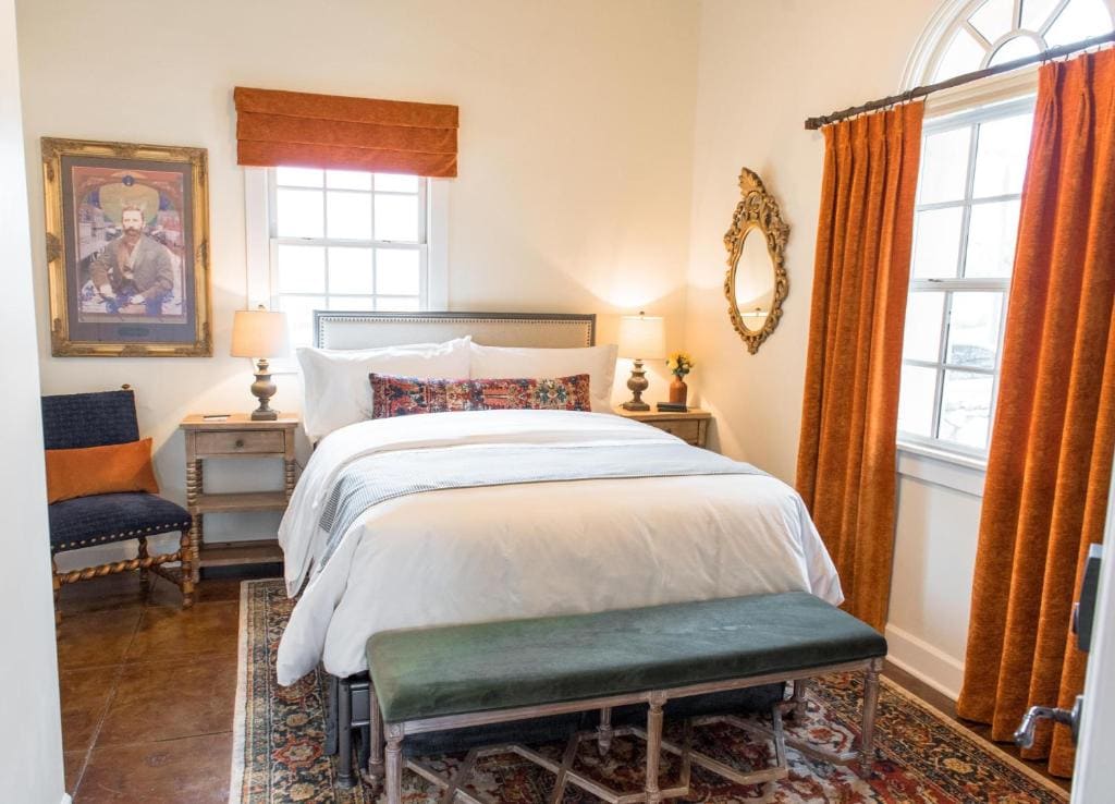 Deluxe Queen Room room - Image 3