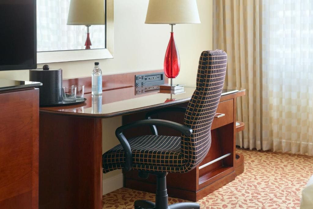 King Room with Roll-in Shower - Mobility Access/Non-Smoking room - Image 1