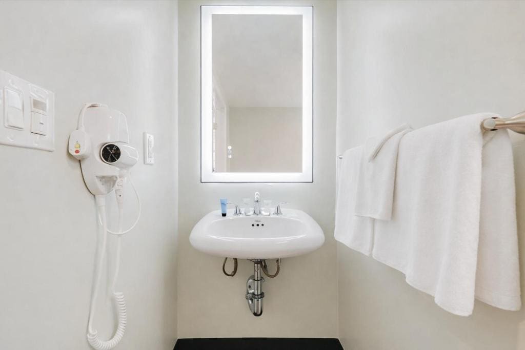Queen Room with Two Queen Beds - Disability Access room - Image 2