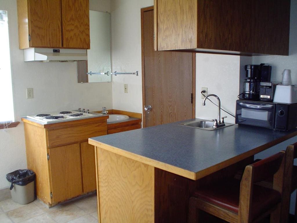 Queen Suite - Non-Smoking room - Image 3