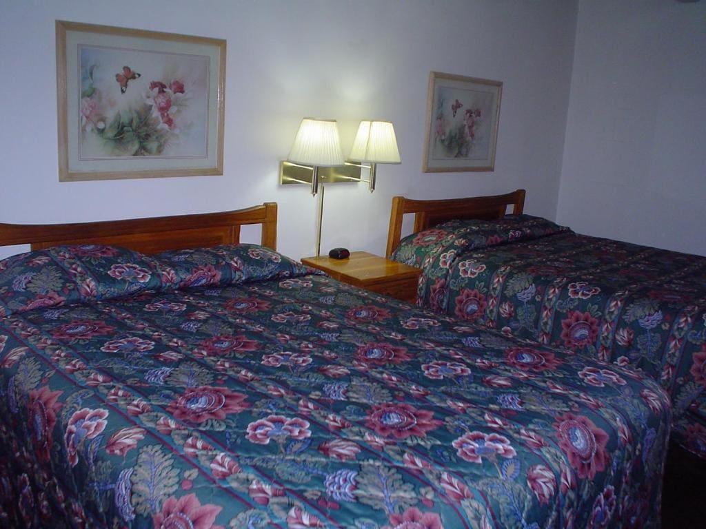 Queen Room with Two Queen Beds - Non-Smoking room - Image 1