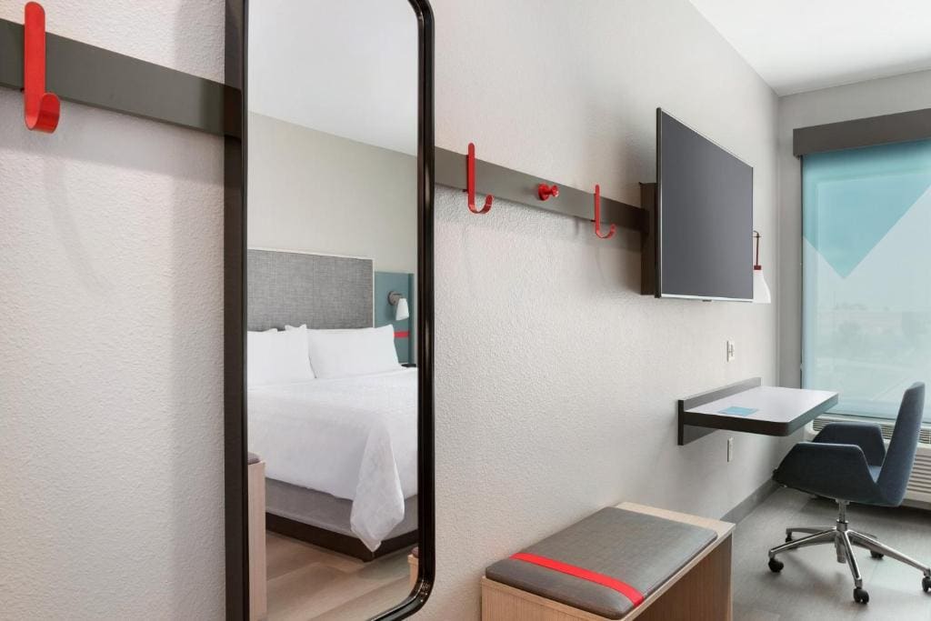 King Room with Mobility Accessible Roll-In Shower - Non-Smoking room - Image 3