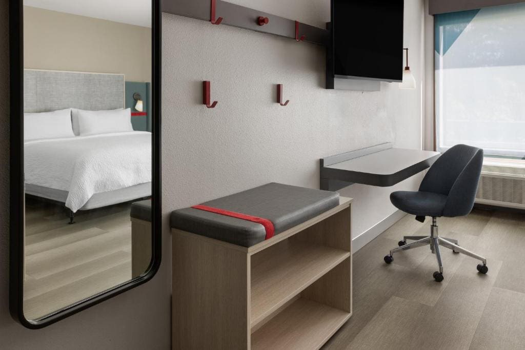 Standard King Room - Communications Accessible room - Image 2