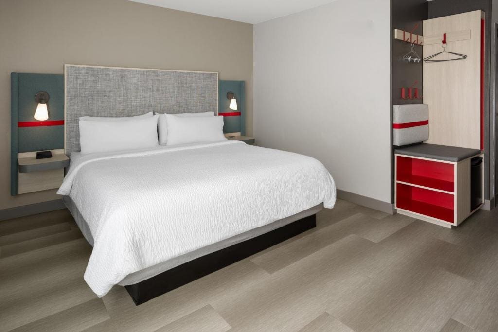 Standard King Room with Accessible Tub - Mobility Access room - Image 3