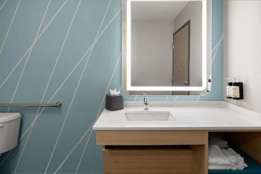 Standard King Room with Accessible Tub - Mobility Access room - Image 1