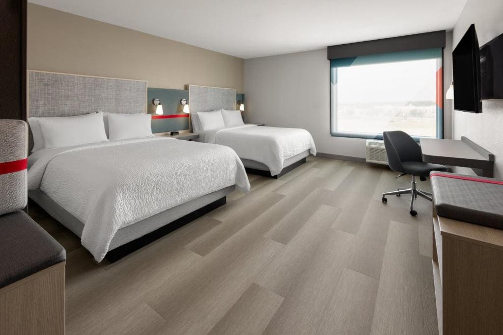 Standard Queen Room with Two Queen Beds and Mobility Accessible Tub room - Image 2