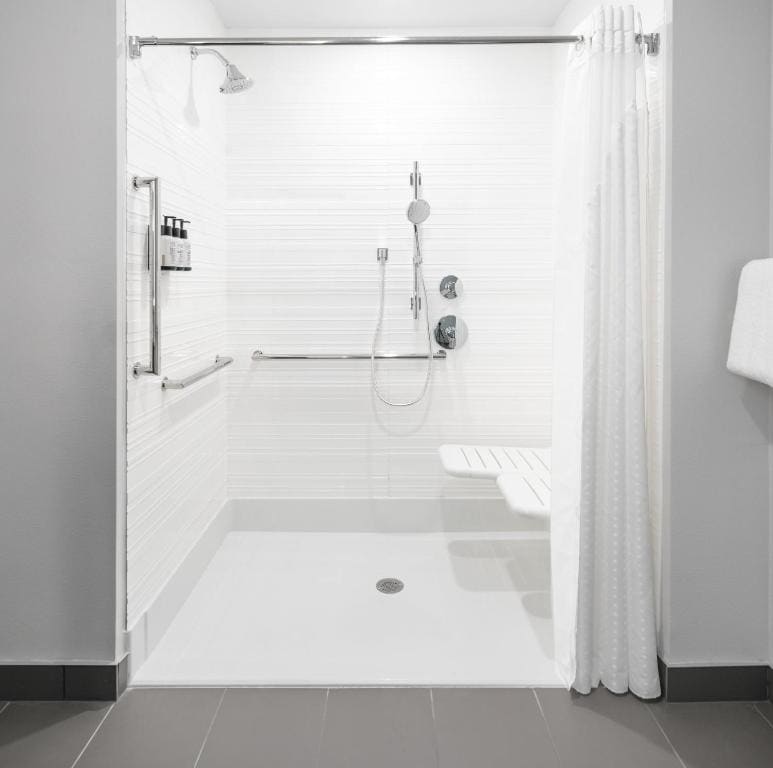 Standard King Room with Roll-In Shower - Mobility Access room - Image 3