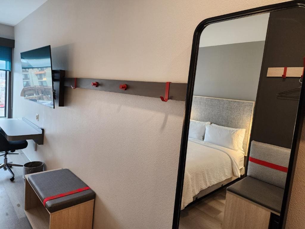 Standard Room with Two Queen Beds room - Image 3