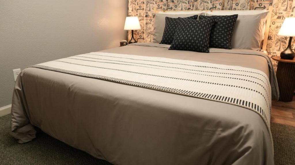 Deluxe Queen Suite room - Image 1