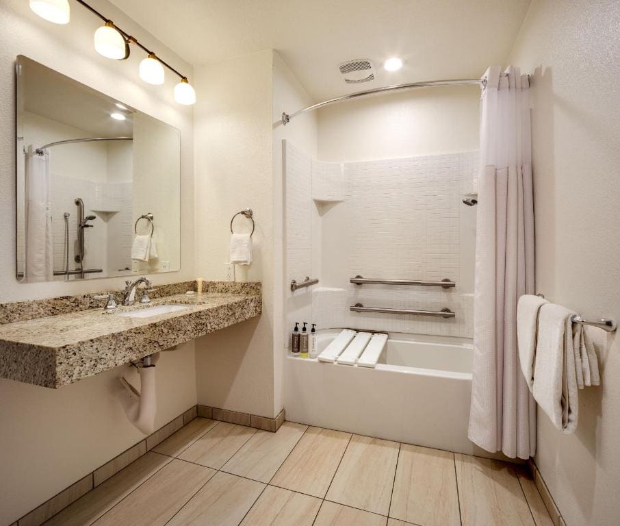 Queen Room - Disability Access room - Image 3