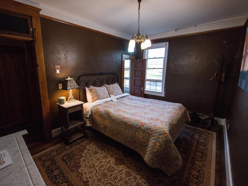 Queen Room with Private Bathroom room - Image 1