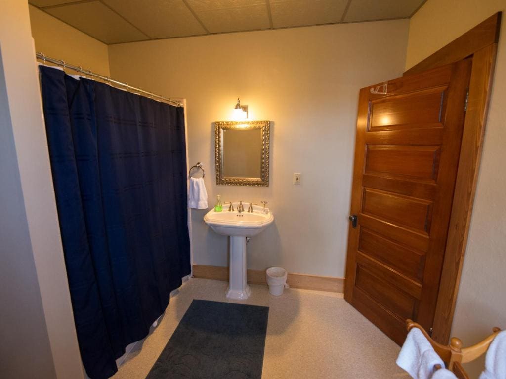 Queen Room with Private Bathroom room - Image 3