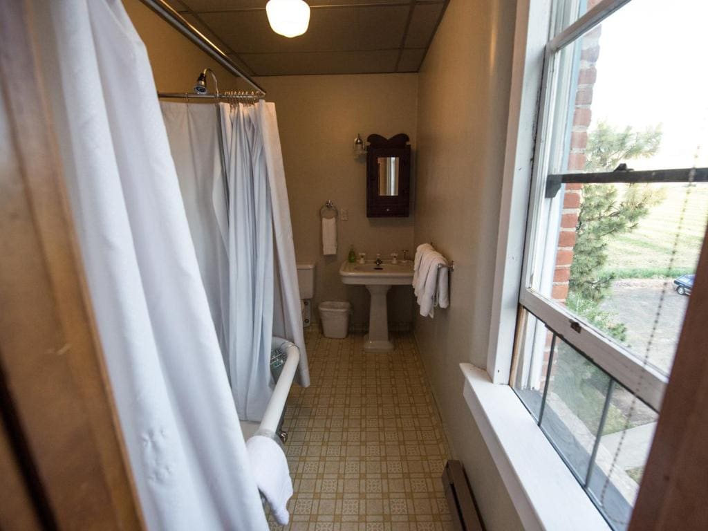 Queen Room with Private Bathroom room - Image 2