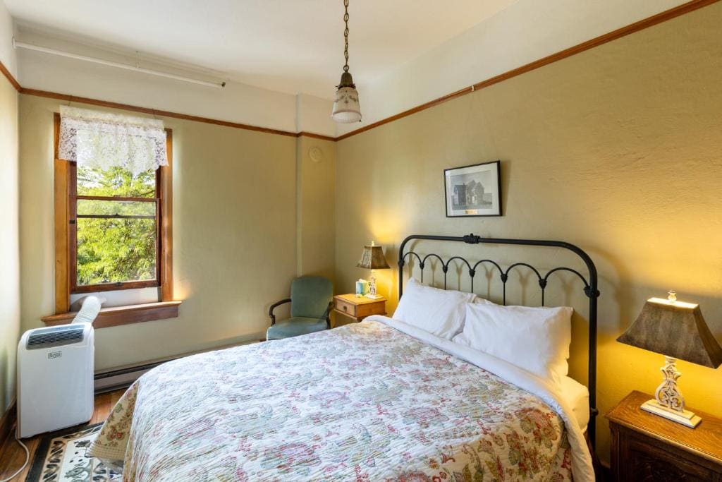 Queen Room with Shared Bathroom room - Image 2