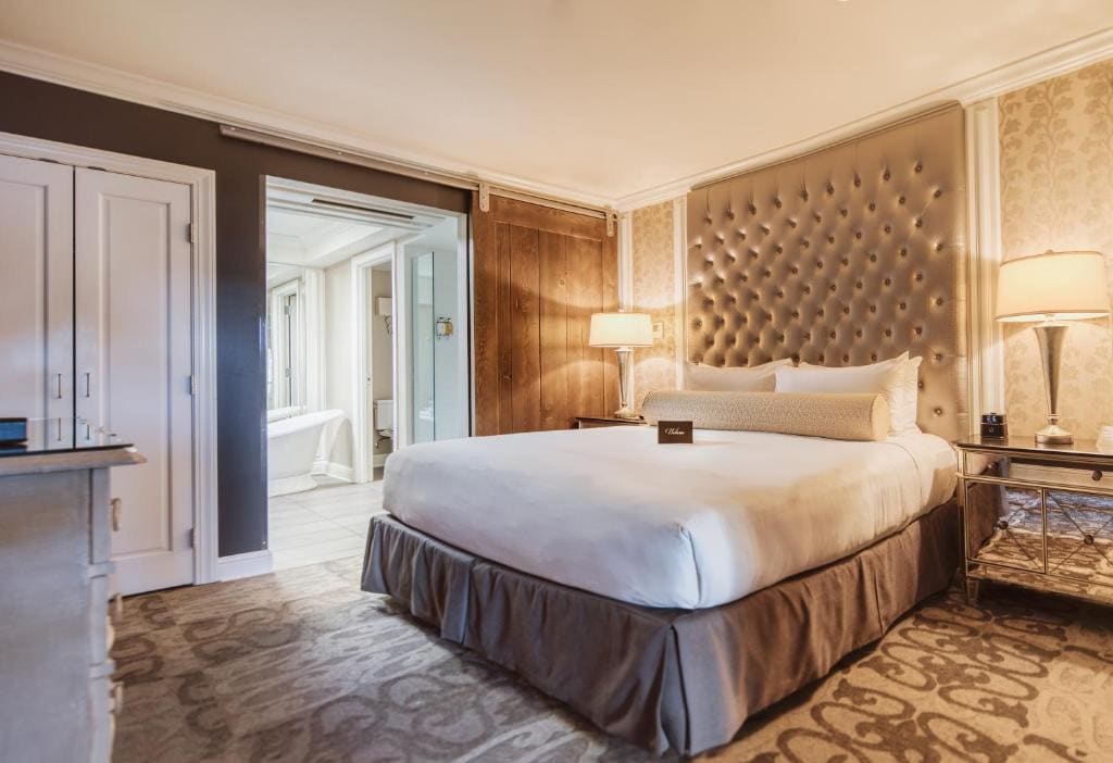 Courtyard King Suite room - Image 1