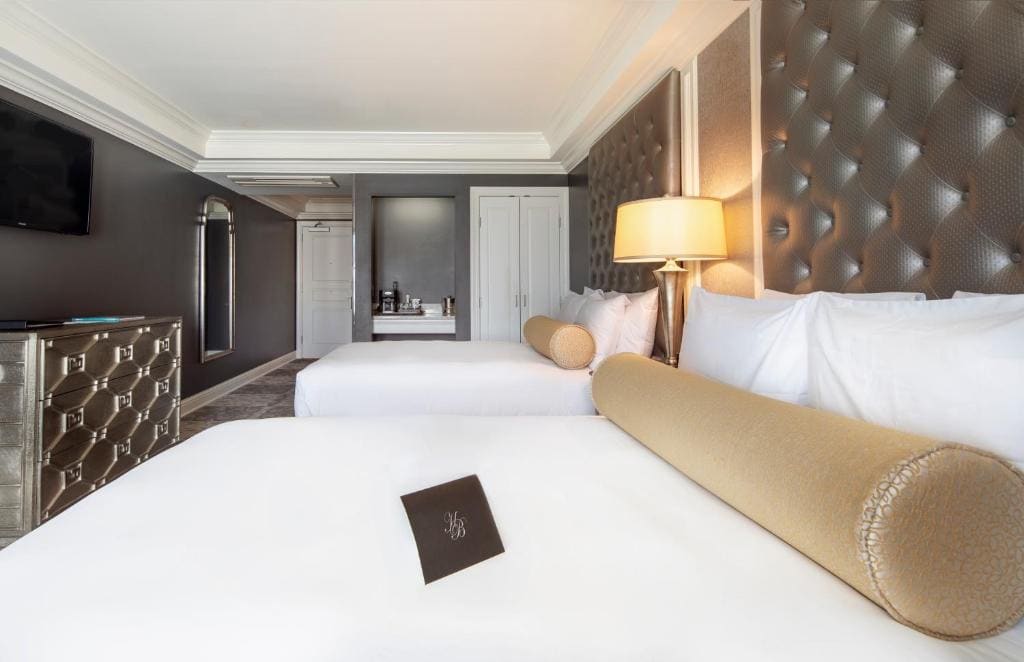 Courtyard King Suite room - Image 2