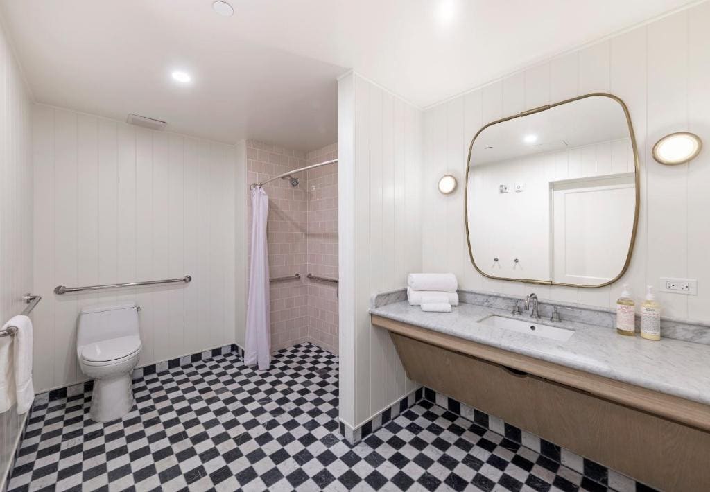 King Room with Roll-In Shower - Disability Access room - Image 3
