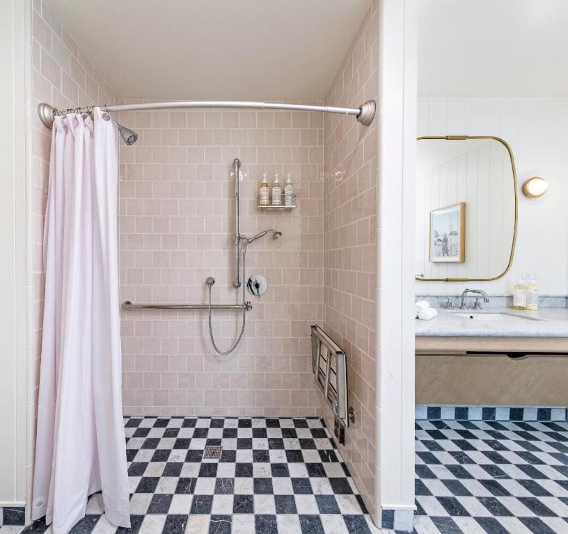 King Room with Roll-In Shower - Disability Access room - Image 1