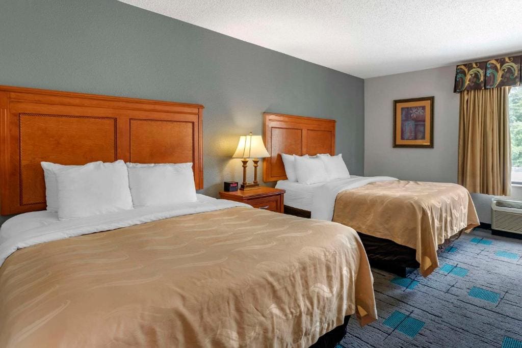 Queen Room with Two Queen Beds - Non-Smoking room - Image 1